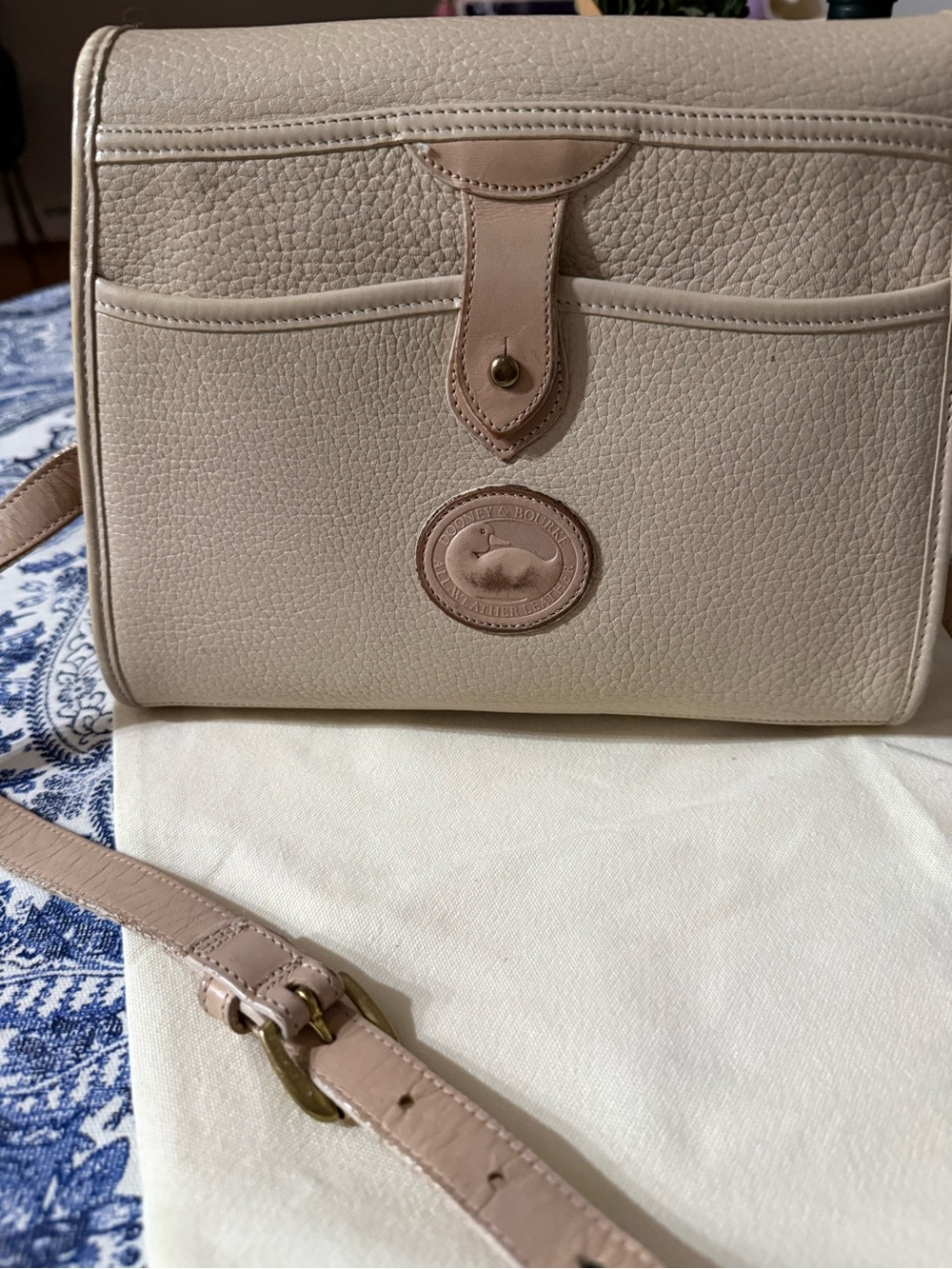 Rare Bone Dooney & Bourke Two-Tone Cream and Blush Leather Shoulder Bag - Picture 4 of 8